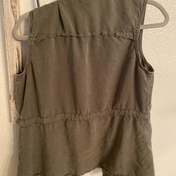Olive green vest size small - Picture 7 of 9